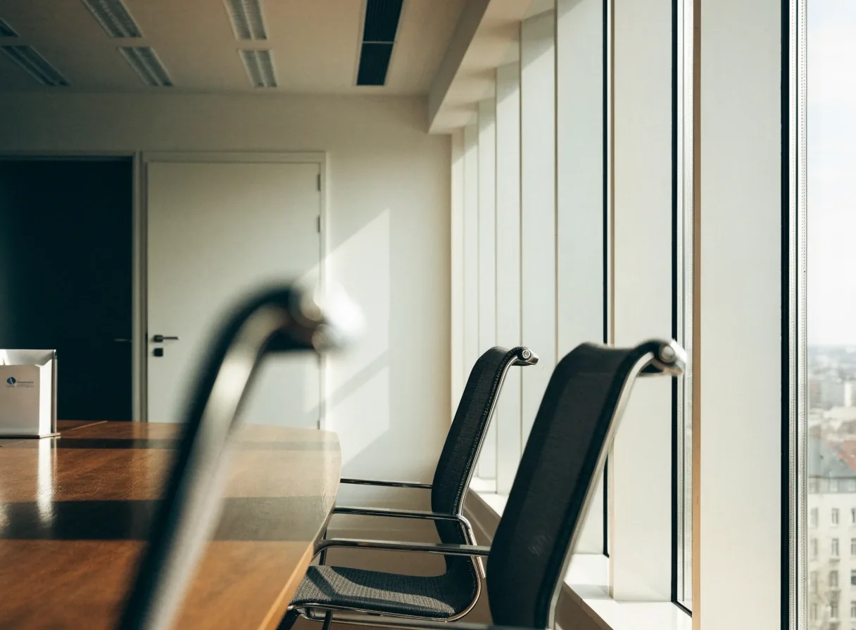 Ruhiger Besprechungsraum mit rundem Tisch und Fensterlicht